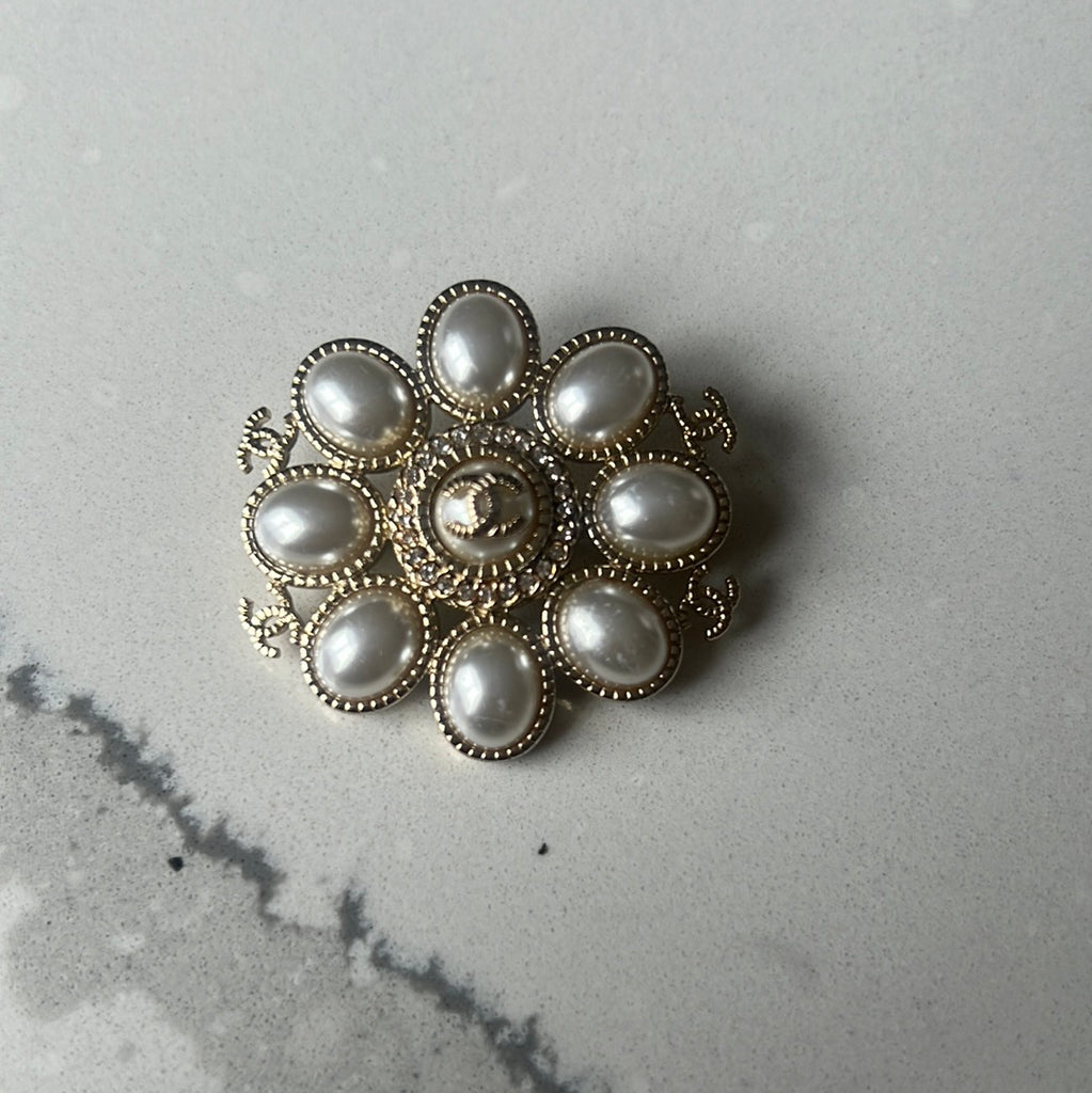 Chanel pearl gold rhinestone brooch – The Find