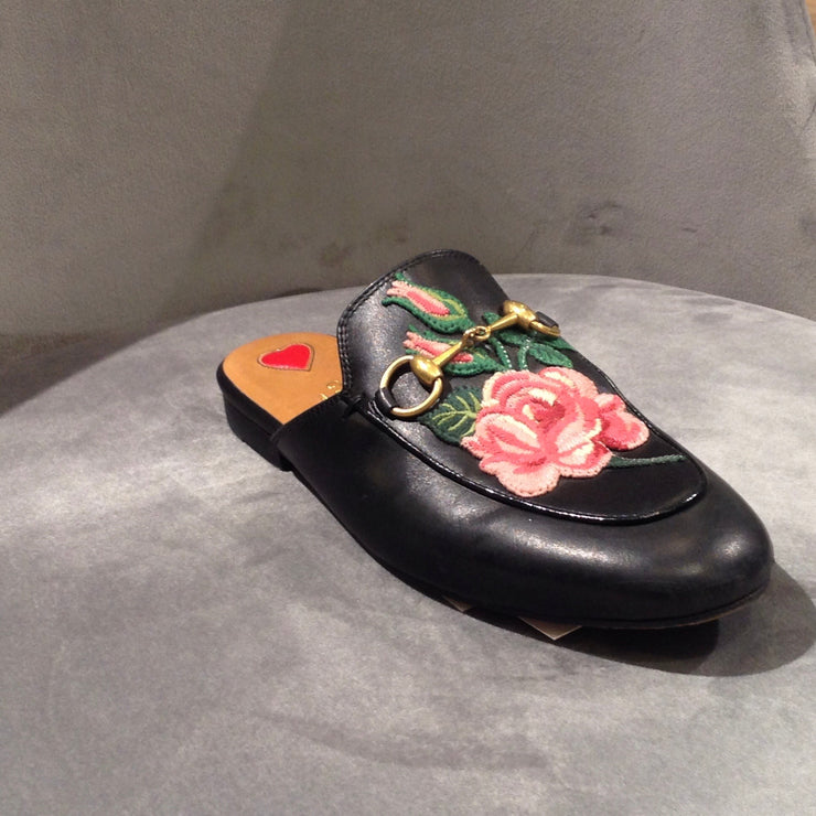 GUCCI Leather Princetown with Flower Patch in black size 4.5